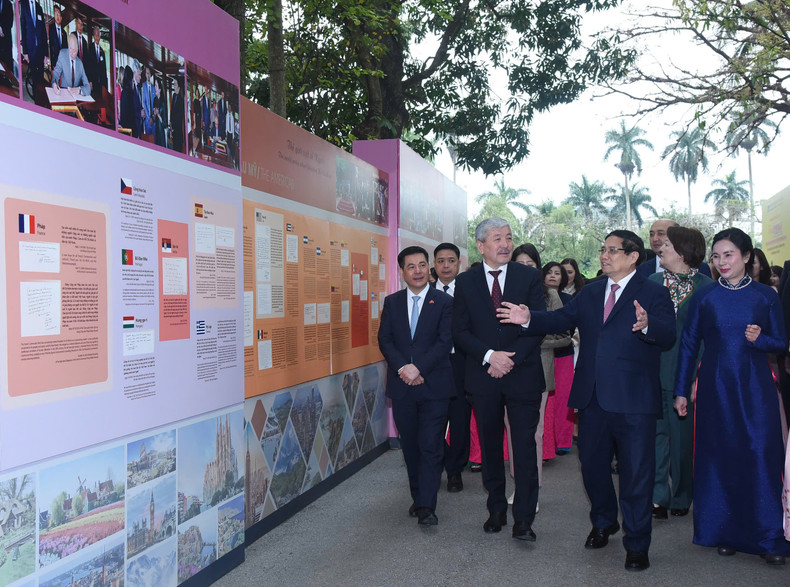 两国总理一同参观了国际组织代表和国家元首参观主席府遗址区的图片展。 两国总理一同参观了国际组织代表和国家元首参观主席府遗址区的图片展。