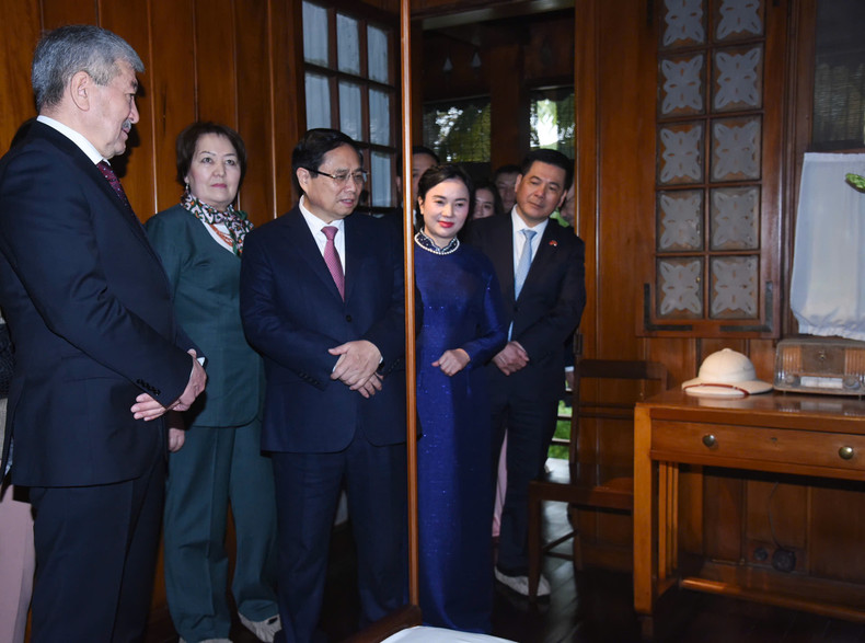 政府总理范明正介绍胡伯伯高脚屋的文物。 政府总理范明正介绍胡伯伯高脚屋的文物。