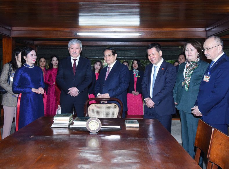 范明正总理介绍胡志明主席的革命生涯和胡伯伯高脚屋的文物。 范明正总理介绍胡志明主席的革命生涯和胡伯伯高脚屋的文物。