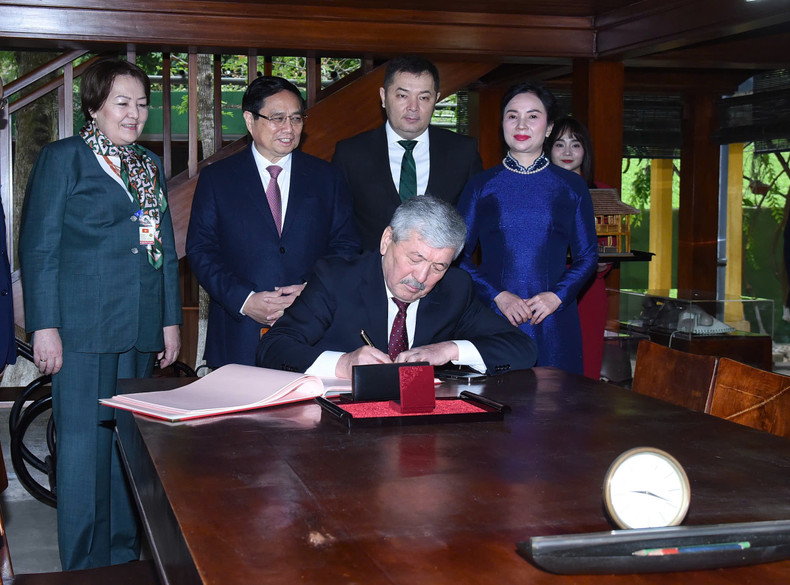 吉尔吉斯斯坦总理阿德尔别克·卡西马利耶夫在胡伯伯高脚屋的留言簿上留言。 吉尔吉斯斯坦总理阿德尔别克·卡西马利耶夫在胡伯伯高脚屋的留言簿上留言。