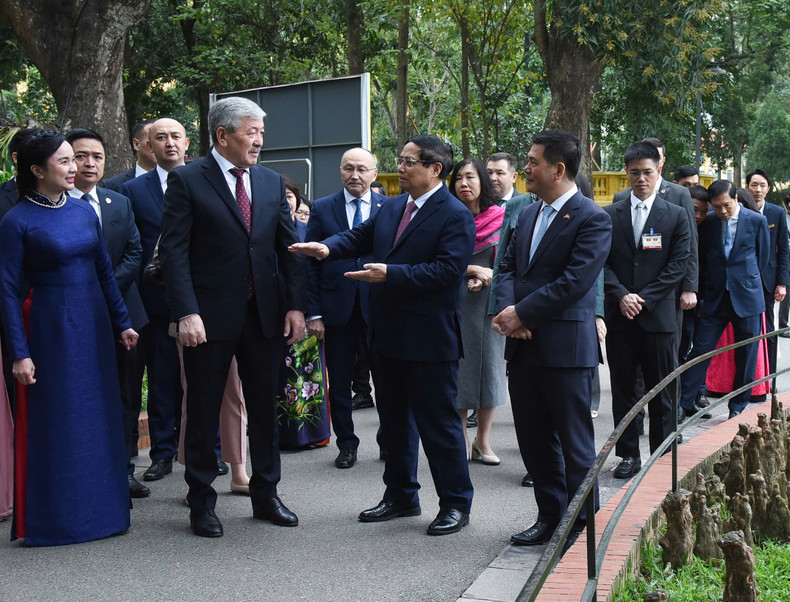 越南政府总理范明正向吉尔吉斯斯坦总理阿德尔别克·卡西马利耶夫介绍胡伯伯高脚屋。 越南政府总理范明正向吉尔吉斯斯坦总理阿德尔别克·卡西马利耶夫介绍胡伯伯高脚屋。