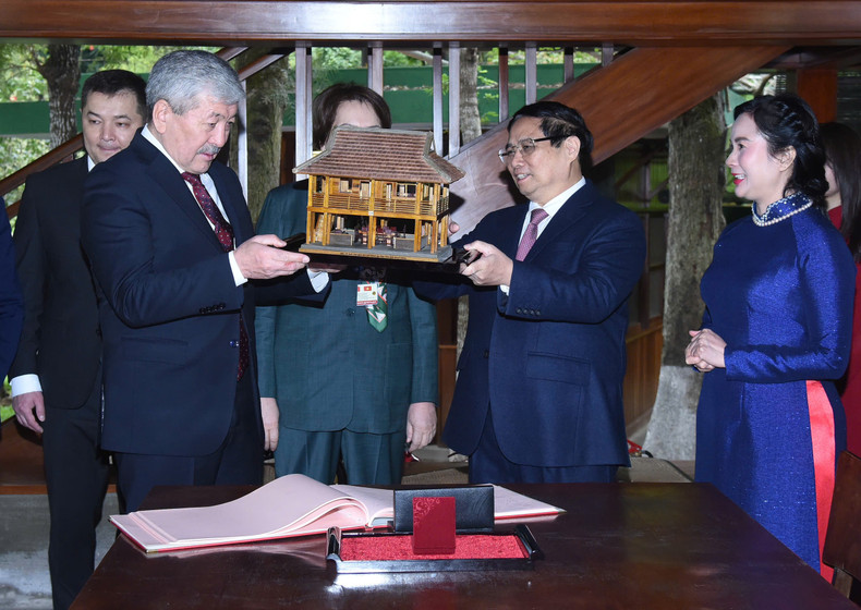 政府总理范明正向赠送了胡伯伯高脚屋模型纪念版。 政府总理范明正向赠送了胡伯伯高脚屋模型纪念版。