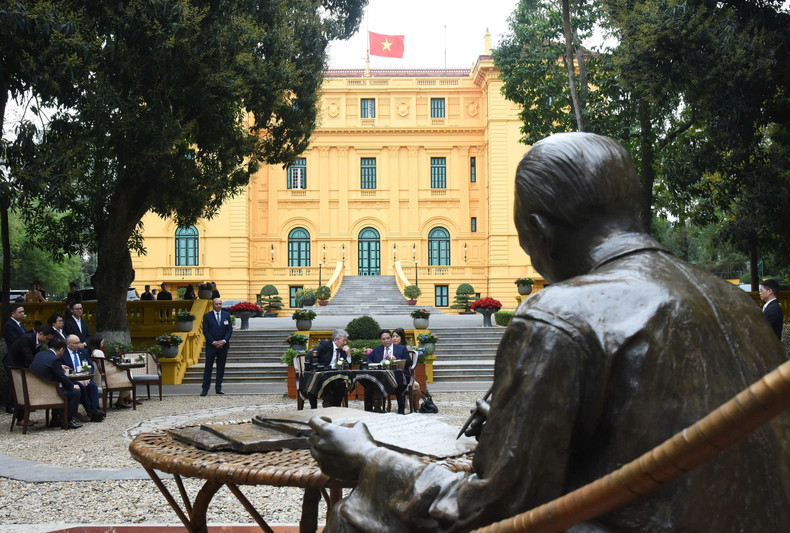 范明正总理向阿德尔别克·卡西马利耶夫总理介绍了越南的咖啡文化、咖啡产业以及越南外交政策和越南民族的文化传统和光荣历史。 范明正总理向阿德尔别克·卡西马利耶夫总理介绍了越南的咖啡文化、咖啡产业以及越南外交政策和越南民族的文化传统和光荣历史。