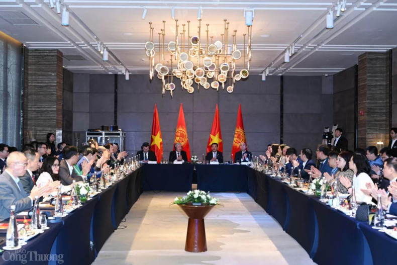 会见场景。 会见场景。