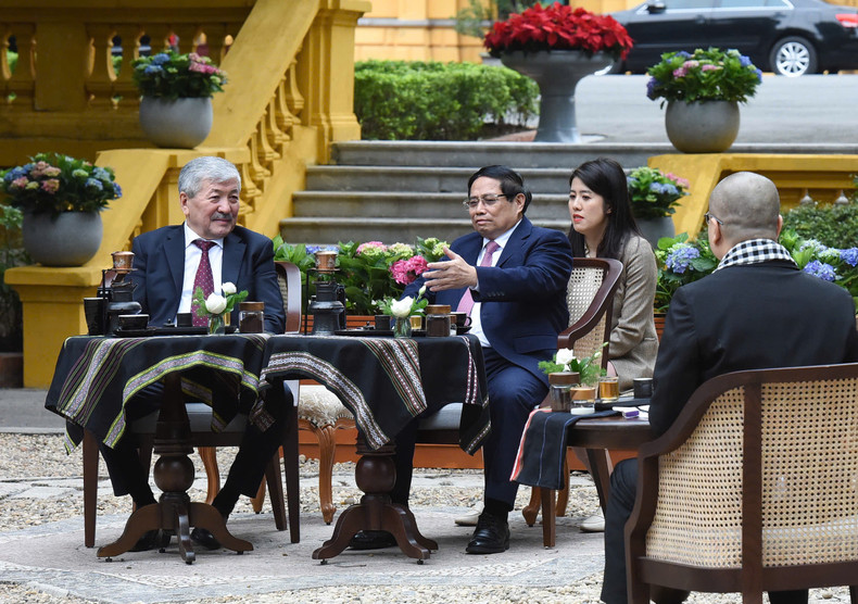 在“胡伯伯在主席府花园工作”铜像前,范明正总理邀请卡西马利耶夫总理品尝越南咖啡。 在“胡伯伯在主席府花园工作”铜像前,范明正总理邀请卡西马利耶夫总理品尝越南咖啡。