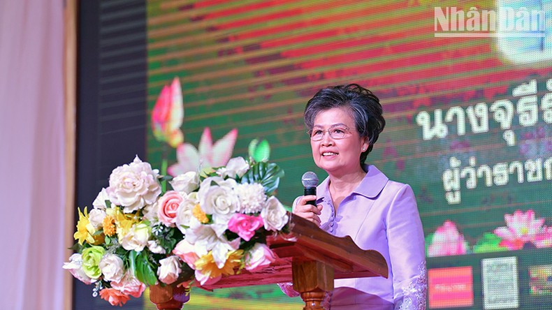 沙功那空府府尹朱雷拉特·特帕特发表讲话。