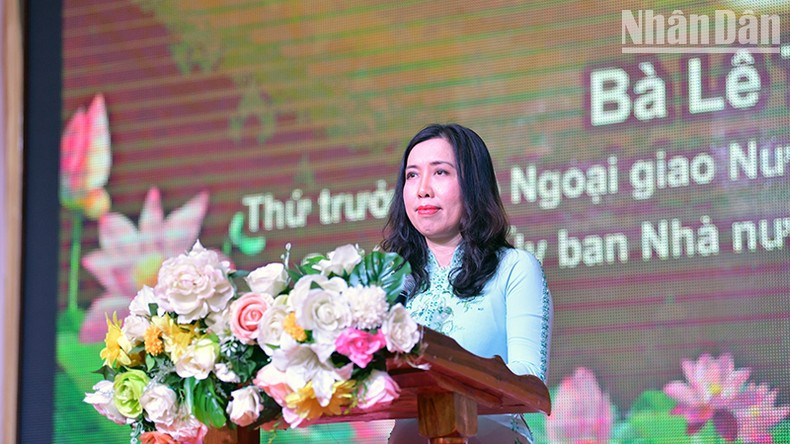 越南外交部副部长、海外越南人事务国家委员会主任黎氏秋姮致辞。