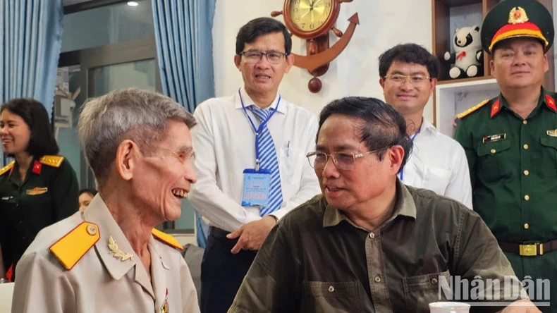 范明正总理探望昆岛前犯阮春圆。