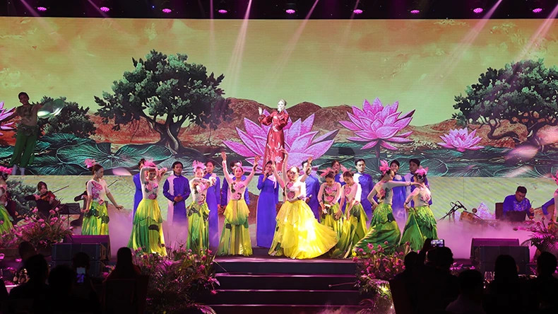 “越南之夜”文艺晚会拉开了2024年胡志明市国际旅游博览会系列活动的序幕。 “越南之夜”文艺晚会拉开了2024年胡志明市国际旅游博览会系列活动的序幕。