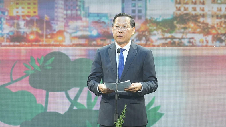 胡志明市人民委员会主席潘文买致开幕辞。 胡志明市人民委员会主席潘文买致开幕辞。