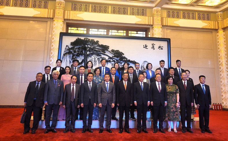 周强同志与越中人民论坛参会代表合影。 周强同志与越中人民论坛参会代表合影。