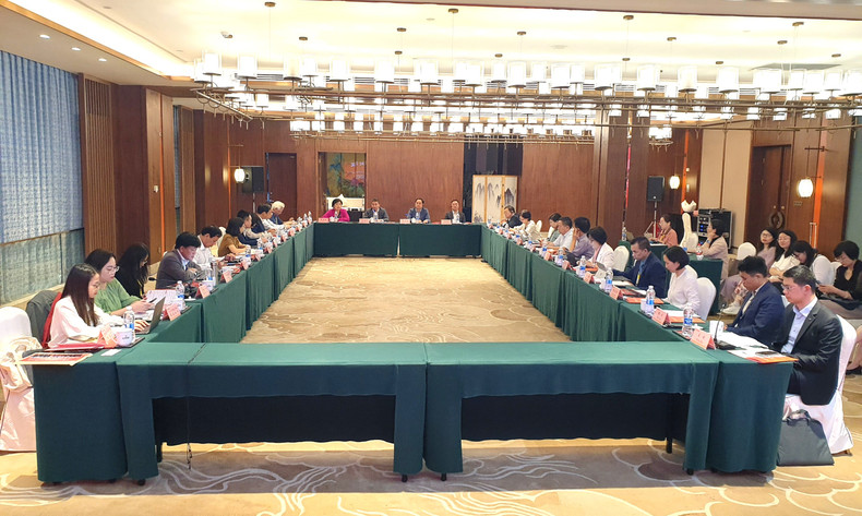 与会代表参加讨论。 与会代表参加讨论。