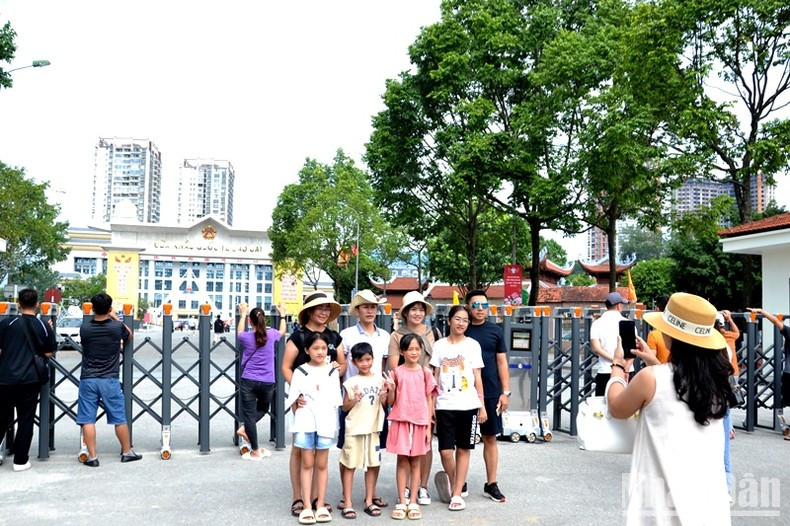 游客合影留念。 游客合影留念。