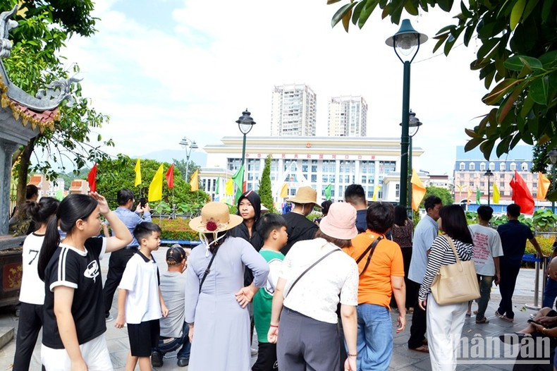 游客在海关大厅前等候办理手续。 游客在海关大厅前等候办理手续。