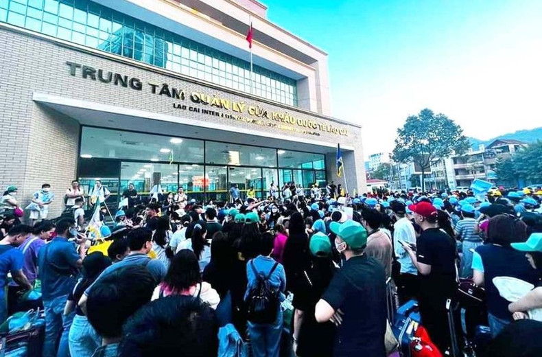 大批越南游客在老街口岸办理通行证入境中国河口旅游。 大批越南游客在老街口岸办理通行证入境中国河口旅游。