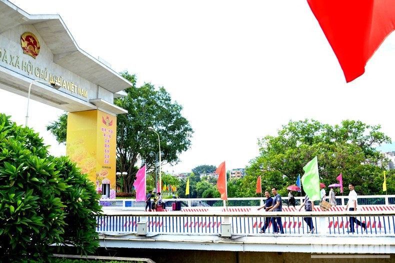 中国游客入境越南老街口岸。 中国游客入境越南老街口岸。