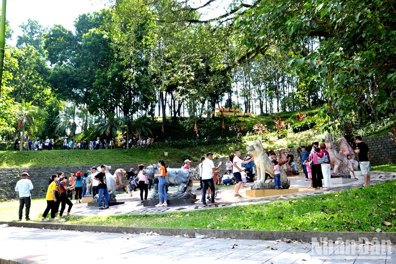 游客在上祠院子里的百年榕树之下歇脚。 游客在上祠院子里的百年榕树之下歇脚。