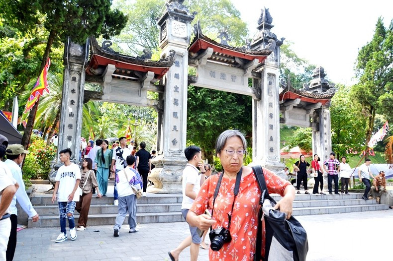 许多游客来到上祠。 许多游客来到上祠。