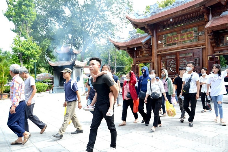 游客前往老街省各地方游玩。 游客前往老街省各地方游玩。