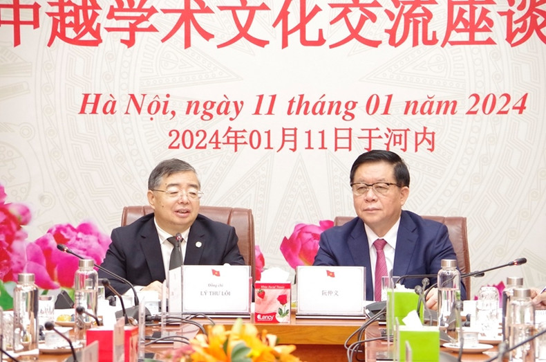 阮重义同志与李书磊同志共同主持座谈会。 阮重义同志与李书磊同志共同主持座谈会。