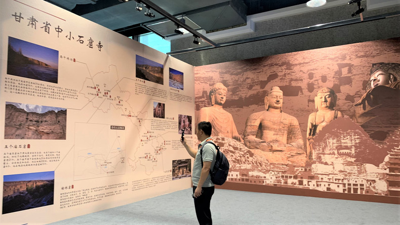 观众了解中国甘肃省石窟文化。(杜有兴 摄) 观众了解中国甘肃省石窟文化。(杜有兴 摄)