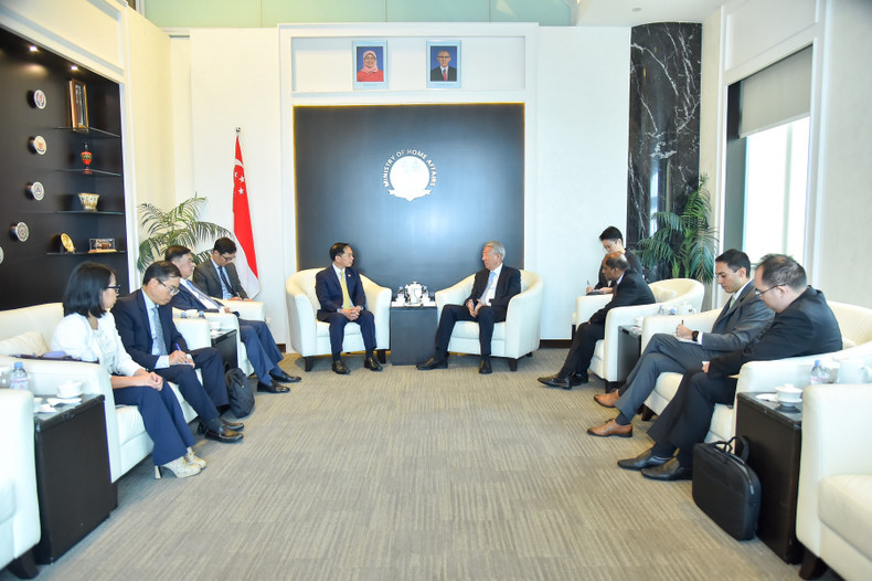 裴青山部长与张志贤部长交谈。