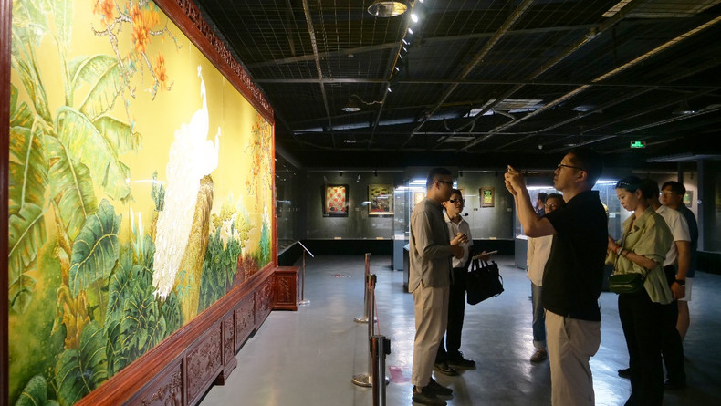 观赏大型漆画。