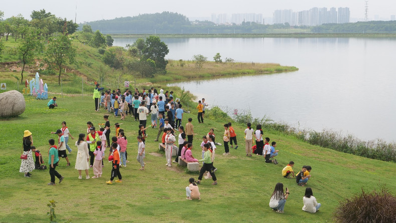 当地中小学生在露天矿生态公园参加课外活动。