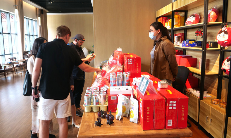 在中国荔枝博览馆了解荔枝产品。