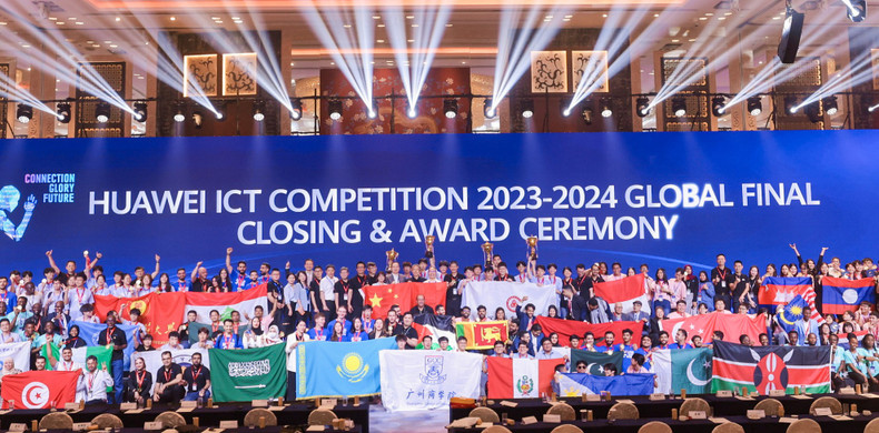 各参赛队伍在颁奖舞台上。 各参赛队伍在颁奖舞台上。