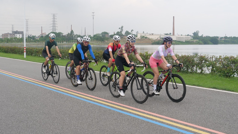 当地体育爱好者在露天矿生态公园骑车锻炼身体。