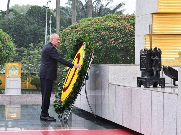 匈牙利总统舒尤克·道玛什与夫人向越南英烈敬献花圈,表达缅怀之情。 匈牙利总统舒尤克·道玛什与夫人向越南英烈敬献花圈,表达缅怀之情。