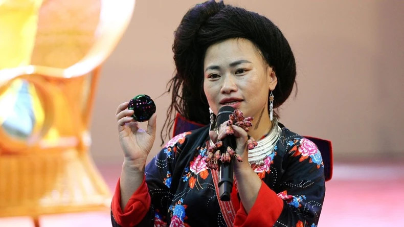 女老师为氏爱希望从赫蒙族绣球丰富化文创品。 女老师为氏爱希望从赫蒙族绣球丰富化文创品。