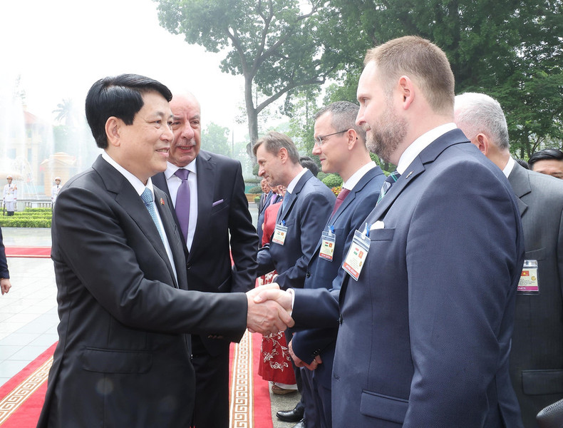 国家主席梁强向匈牙利总统舒尤克·道玛什介绍越南代表团成员。 国家主席梁强向匈牙利总统舒尤克·道玛什介绍越南代表团成员。