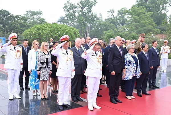 匈牙利总统舒尤克·道玛什与夫人向越南英烈敬献花圈,表达缅怀之情。 匈牙利总统舒尤克·道玛什与夫人向越南英烈敬献花圈,表达缅怀之情。
