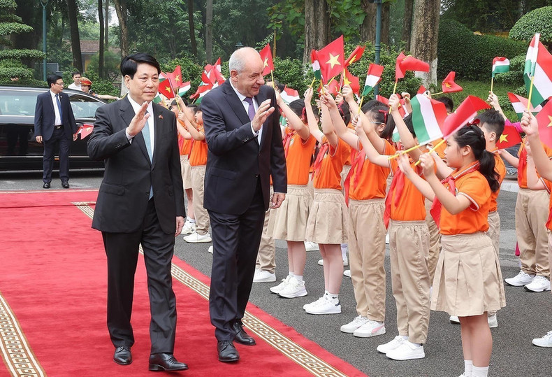 国家主席梁强与匈牙利总统舒尤克·道玛什向河内市儿童挥手致意。 国家主席梁强与匈牙利总统舒尤克·道玛什向河内市儿童挥手致意。