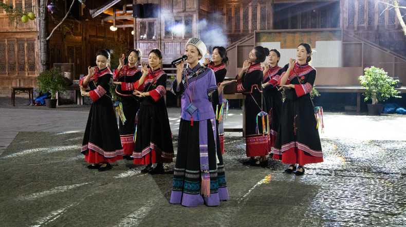 在峰林布依景区,欣赏当地民歌表演。 在峰林布依景区,欣赏当地民歌表演。