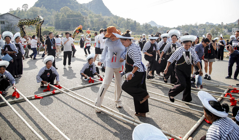 布依古寨岩鱼村仍保留着浓郁的布依族特色文化。 布依古寨岩鱼村仍保留着浓郁的布依族特色文化。