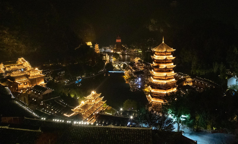 峰林布依景区位于贵州省兴义市丰都街道办赵家渡村,于2024年2月开园试运营。 峰林布依景区位于贵州省兴义市丰都街道办赵家渡村,于2024年2月开园试运营。