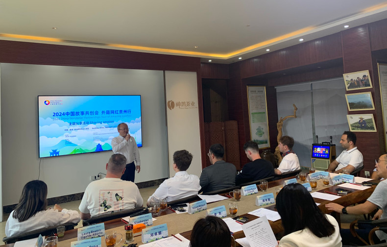 中国贵州省委宣传部副部长、省政府新闻办主任陈本荣在2024中国故事共创会“外籍网红贵州行”主题分享活动上致辞。 中国贵州省委宣传部副部长、省政府新闻办主任陈本荣在2024中国故事共创会“外籍网红贵州行”主题分享活动上致辞。