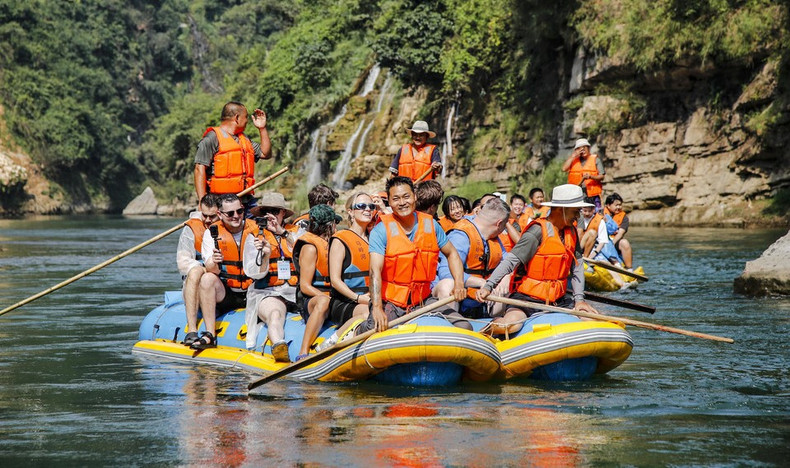 参加2024中国故事共创会贵州采访团的记者和网红在兴义市马岭河峡谷欣赏自然奇观,体验特色漂流。(图源:中国日报网) 参加2024中国故事共创会贵州采访团的记者和网红在兴义市马岭河峡谷欣赏自然奇观,体验特色漂流。(图源:中国日报网)