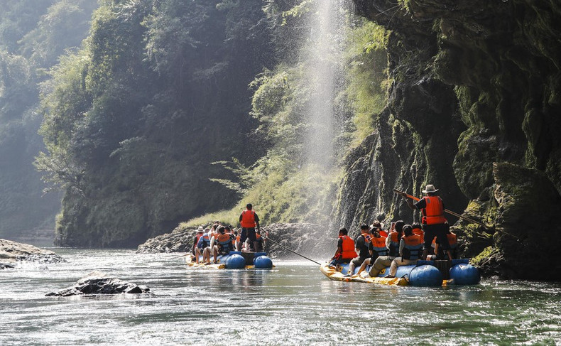 贵州省兴义市马岭河峡谷是中国国家级风景名胜区,两岸峭崖对峙,河谷幽深,有“千瀑之河”“天下第一缝“等美誉。(图源:中国日报网) 贵州省兴义市马岭河峡谷是中国国家级风景名胜区,两岸峭崖对峙,河谷幽深,有“千瀑之河”“天下第一缝“等美誉。(图源:中国日报网)