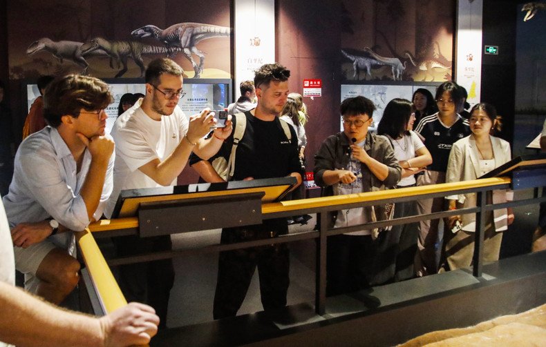 贵州地质博物馆吸引各国记者和自媒体人的关注。 贵州地质博物馆吸引各国记者和自媒体人的关注。