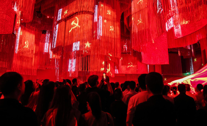 采访团在贵阳红飘带展馆感受中国红色文化。 采访团在贵阳红飘带展馆感受中国红色文化。