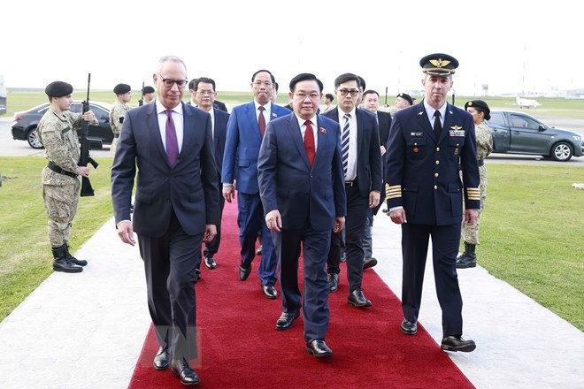 乌拉圭外交部礼宾局局长Santiago Wins、越南驻阿根廷兼驻乌拉圭大使杨国青等到机场迎接王廷惠一行。 乌拉圭外交部礼宾局局长Santiago Wins、越南驻阿根廷兼驻乌拉圭大使杨国青等到机场迎接王廷惠一行。