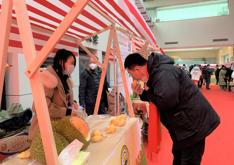 在越南水果节活动上，榴莲颇受中国消费者欢迎。（杜有兴 摄）