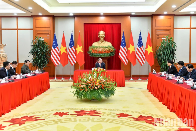 越共中央总书记苏林与美国新任总统唐纳德·特朗普通电话场景。 越共中央总书记苏林与美国新任总统唐纳德·特朗普通电话场景。