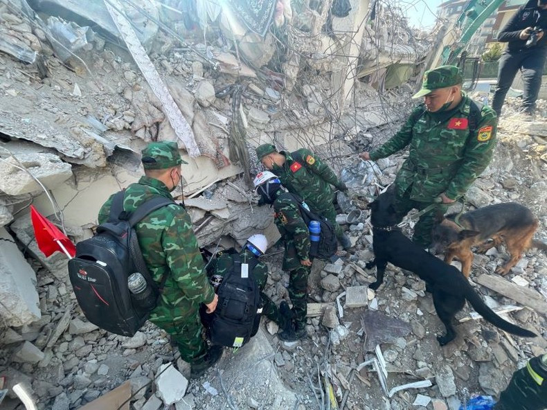 工兵队使用观测仪搜寻,搜救犬在现场搜索。 工兵队使用观测仪搜寻,搜救犬在现场搜索。