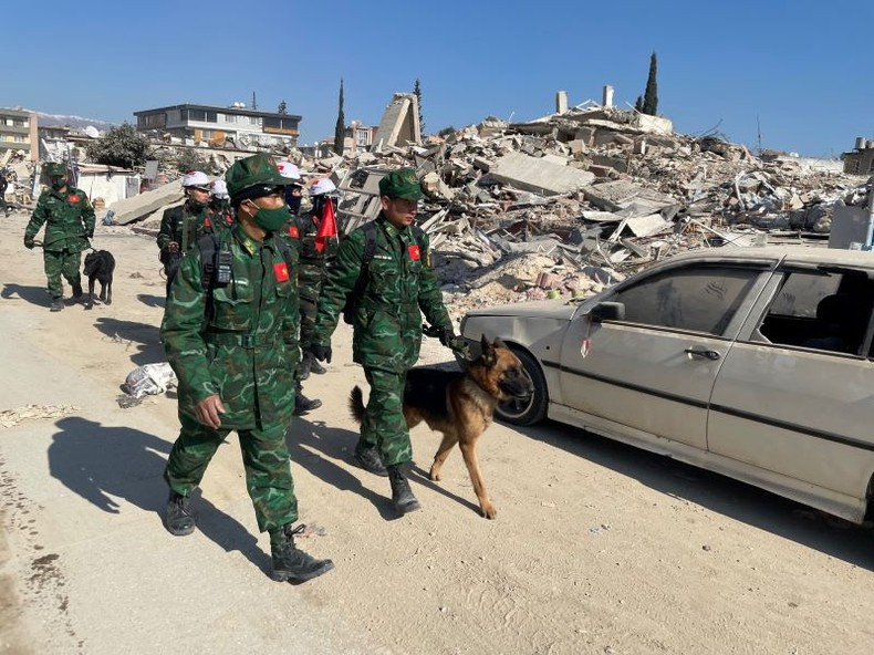 工兵队和搜救犬队进入现场。 工兵队和搜救犬队进入现场。