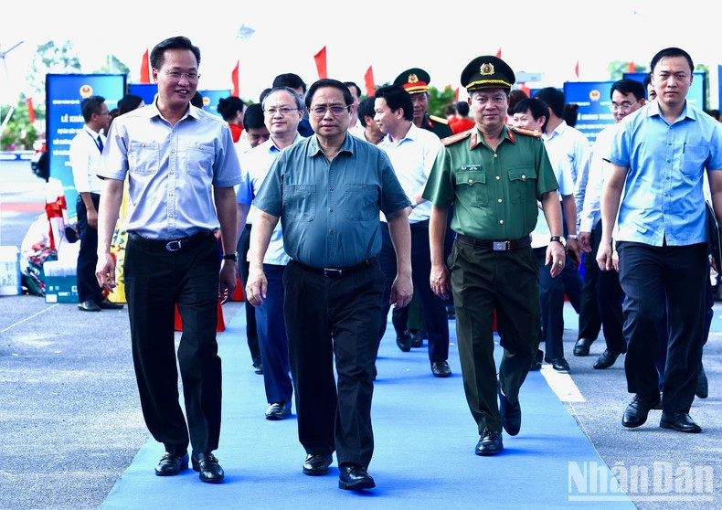 政府总理范明正出席连接河内-海防高速公路和惹桥-宁平高速公路的公路修建项目(第二期)落成仪式。 政府总理范明正出席连接河内-海防高速公路和惹桥-宁平高速公路的公路修建项目(第二期)落成仪式。